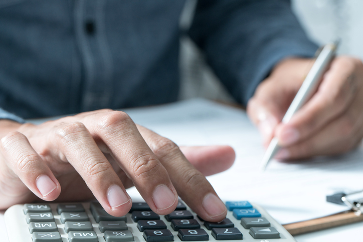 4 Costs to Consider When Buying a Sign Franchise